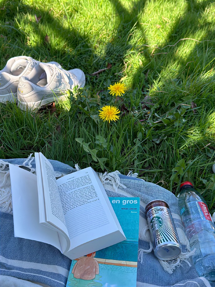 Buachompoo14's tweet photo. Sunny spring afternoon vibes  Perfect time for a picnic with homemade lemonade and a good book—don’t let this warm weather slip away!， https://t.co/Oe34OlaIqm