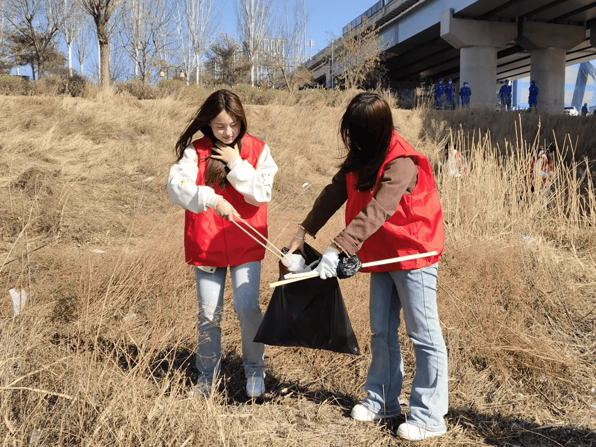 Fabrillext's tweet photo. Campus Volunteering Club is hosting a park cleanup this Saturday at 9 AM! Join us to green up our city—free snacks + swags for all participants. Link in bio to sign up!， https://t.co/SdBfCHXiY2