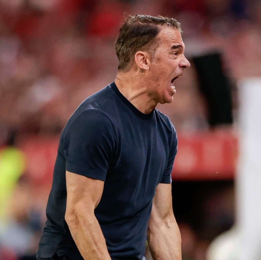SFCSVQ2's tweet photo. Este tío va a la segunda guerra mundial con un palo y te la gana el solo.

Ha hecho un 6/6 con canteranos y parches, pero oye según la gente no es válido para ser entrenador de este club.

DON LUIS GARCÍA PLAZA. https://t.co/Kkax5m3oJ9