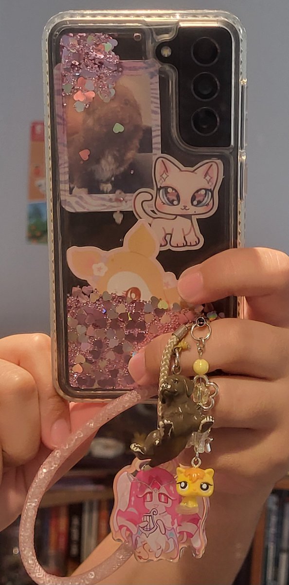bellasworldlps's tweet photo. stop will u look at my new phone charm omg. https://t.co/RroVRjY2Ta