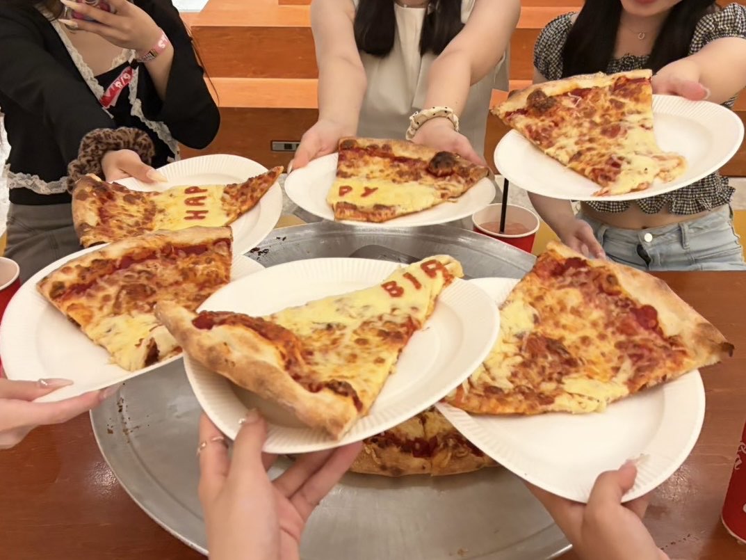 STARANKUN's tweet photo. らんくんといえばでかピザなので（by☕️）
MAZZELのおかげででかピザ付き合ってくれるお友達に出会えました🍕ありがとう(  i ꒳ ​i  )💕 #MAZZEL_RAN   #HBD_RAN  #HAPPYRANDAY2026 https://t.co/WOLjAx30tQ