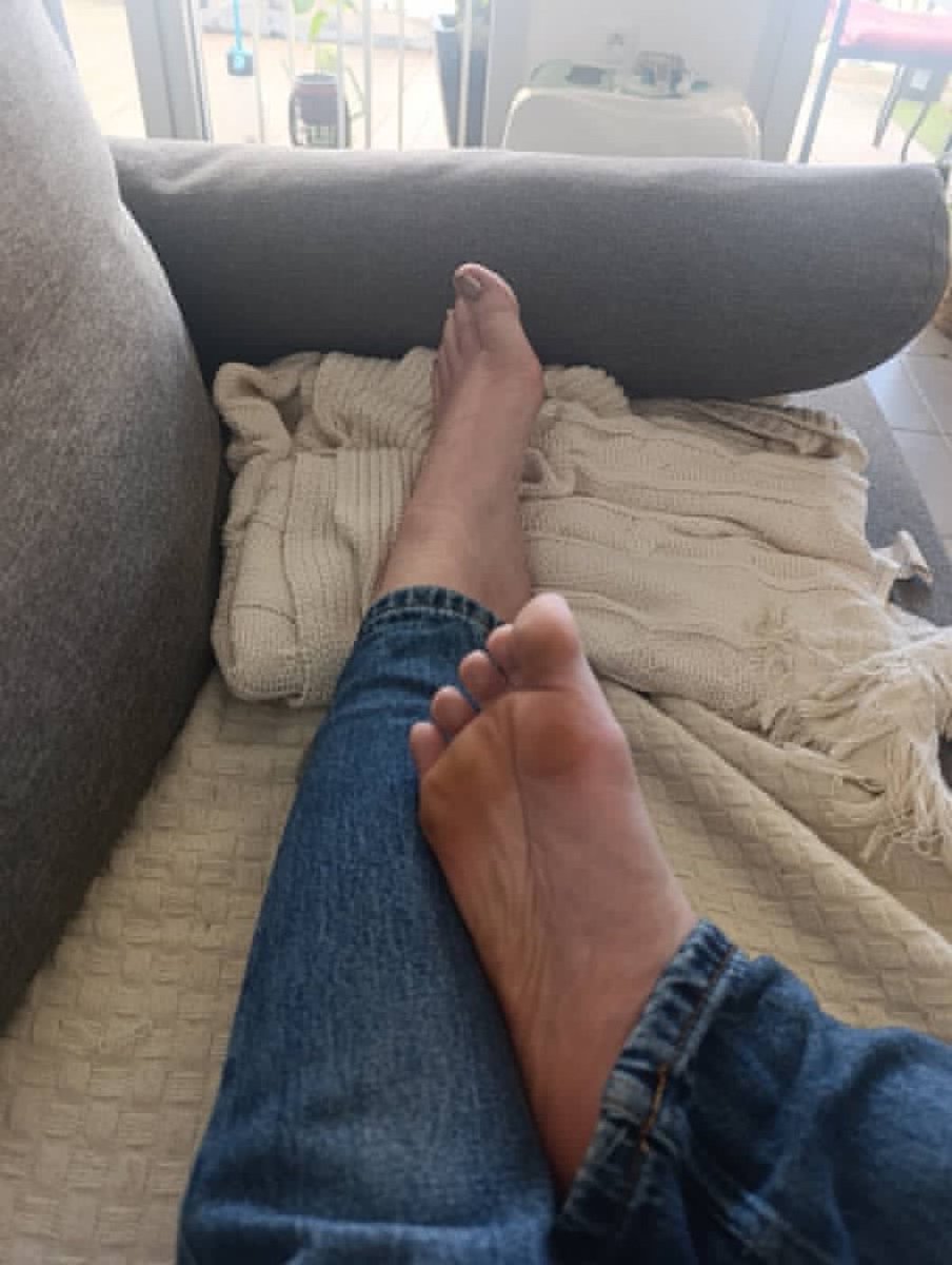 QueenMathide's tweet photo. Il a fait chaud aujourd'hui, j'ai les pieds bien moites 🥵 
@Brun0Parent @RTLovingFeet @RT_Promo_Ant https://t.co/OoLZnp0QOm