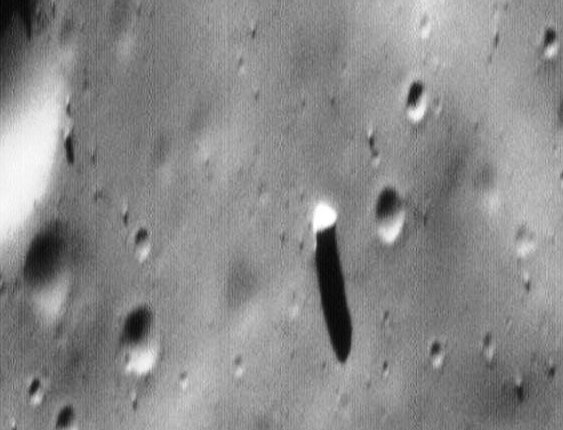 ExoPlanetascom's tweet photo. El intrigante Monolito de Fobos, luna de Marte.
¿Cómo lo hizo? 🤔
Es un bloque sólido y compacto de unos 85 m de alto por 90 metros de altura y puede que algunas decenas de metros más bajo la superficie.
Se cree que cuando ocurrió el impacto que creó en Fobos el gigantesco cráter Stickney (que mide la friolera de 9 kilómetros de ancho en una luna de 27 kilómetros de diámetro), en ese cataclismo el monolito salió despedido y luego aterrizó en la superficie de Fobos.
Lo intrigante es:
¿Cómo hizo un bloque del tamaño de un rascacielos y cerca de 1,5 millones de toneladas (si es roca sólida) para posarse suavemente en la superficie de Fobos sin crear un nuevo cráter?