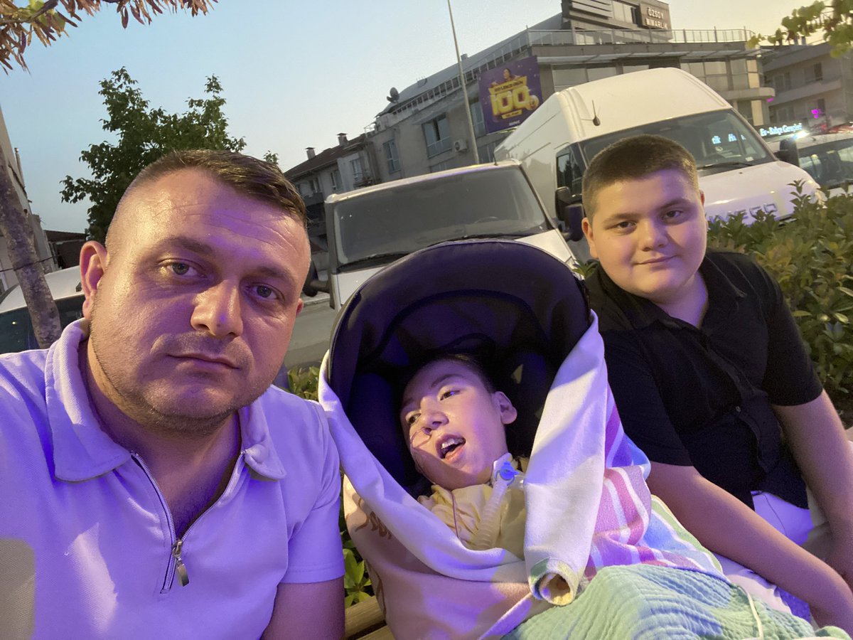 Yusuf8akbal1's tweet photo. Evlat dediğin peygamber ağlatmış bir imtihandır. En zor sınavdır. Sınavların en zorunu yaşarken çaresiz kaldım dostlar. Bir baba için en ağır şey çocuklarına güçlü görünürken içten içe yıkılmaktır. 
Ben yıkılmak istemiyorum ben çocuklarım için ayağa kalkmak nefes almak istiyorum https://t.co/lZO5mi1h0A