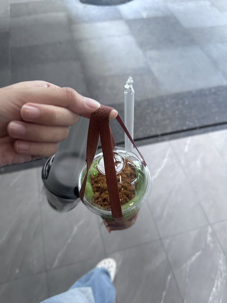 aesgis's tweet photo. got a biscoff matcha when i was on my walk !!!! not too sure abt the cals but ill jst assume its arnd 250-300 cals haha….. not sure if thats underestimating or overestimating #Whatever https://t.co/oSBojLtVYF