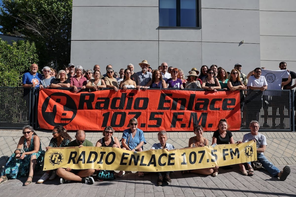 CoordinadoraHTZ's tweet photo. 📣 @Radio_Enlace se ve forzada a desalojar el local cedido por el Ayuntamiento donde desarrollaba proyectos de radio inclusiva.

📍 Este lunes a las 11.00 ven a la calle Matapozuelos número 6 a ayudar a la emisora de Hortaleza y mostrar tu apoyo ante este abuso de @davidperez https://t.co/NcKQDoab5y