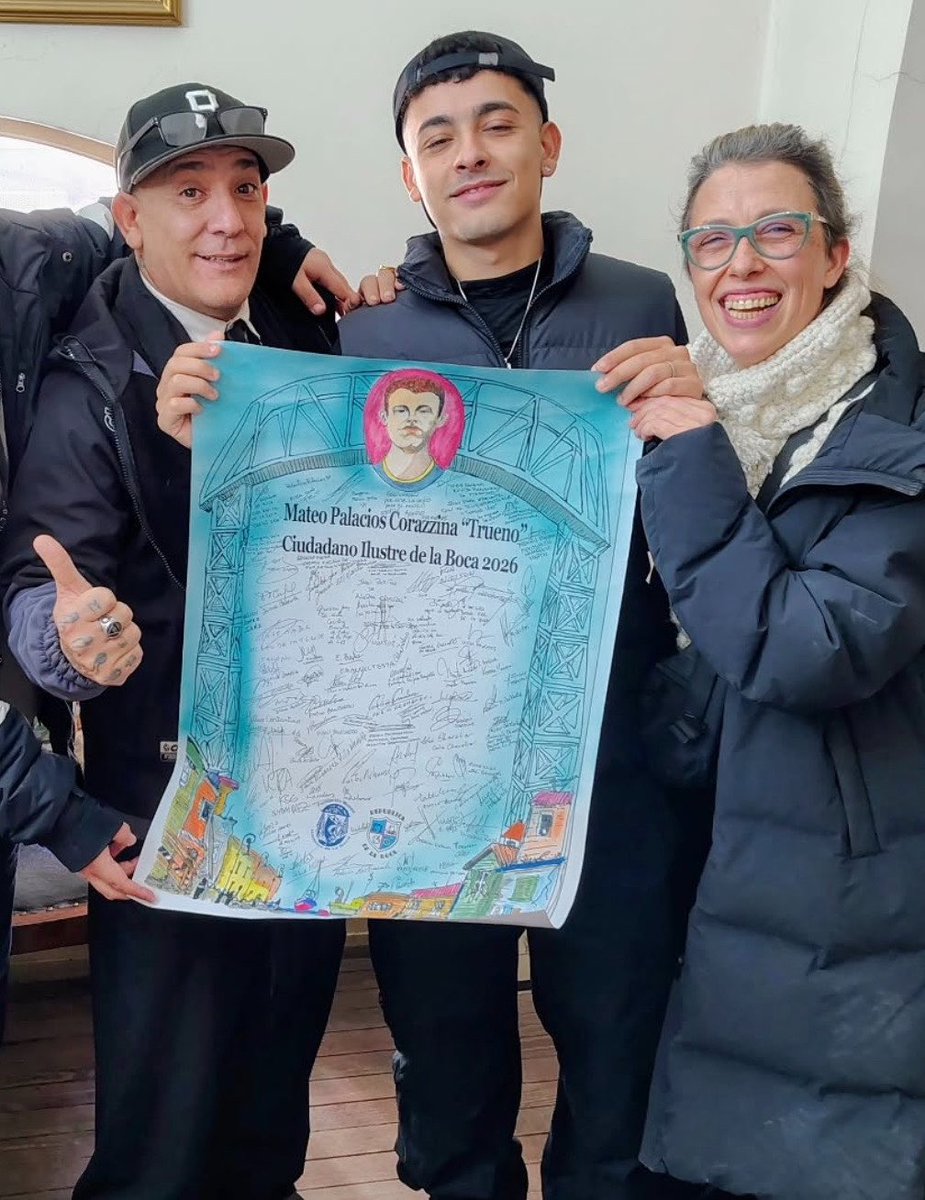 updatetrueno's tweet photo. Trueno y sus padres tras ser declarado Ciudadano Ilustre de La Boca 2026. 🤍 https://t.co/hGGAsztuDd