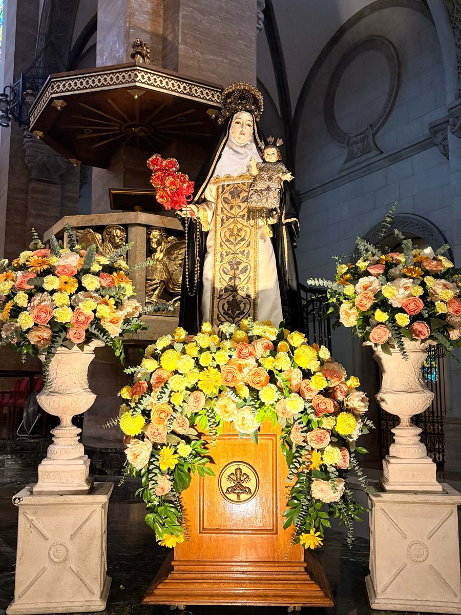 CathedralManila's tweet photo. LOOK: One of the images enthroned on our cathedral façade is St. Rose of Lima, Secondary Patroness of the Philippines On August 11, 1670, Pope Clement X issued a Papal Bull entitled Sacrosancti Apostolatus Cura, declaring St. Rose of Lima as patroness of the Philippines. https://t.co/vZXzFpccq3