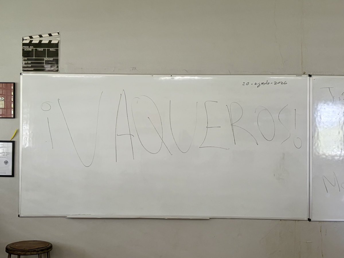 Hector_719's tweet photo. Salgo al baño 3 minutos, mis estudiantes sabiendo que soy fanático de los @CapitanesBSN y ellos fanáticos de los @VaquerosBSN ya que trabajo en Bayamón. 

Hay que amarlos de verdad. https://t.co/jxk9g7wbue