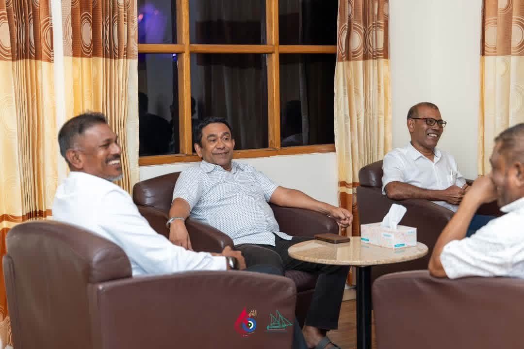 IbrahimShujaau's tweet photo. ތާރީޚުން މާކުރިއެއް ނޫނެވެ.އަދި ހިތުން ފިލާގެން ދާހާ ދުވަހެއް ވެސް ނުވެއެވެ.
ބިނާ ކުރަނިވި ފިކުރުގެ ލީޑަރަކަށް ވުމުގެ ޚާއްޞަ ޝަރުތެއް އޮވެއެވެ.އެއީ MDP ގެ ލީޑަރުންނާއެކު ސިޔާސީ އެއްދާން ނުކުރުމެވެ.މިވާހަކަ އެންމެ އަޑުހަރުކޮށް އަޅުގަނޑުމެންގެ ކަންފަތްތަކަށް އިއްވީ ރައީސް ޔާމިނެވެ.ރައީސް ޔާމިން ޖަލުގައި އޮންނެވި ދުވަސްވަރުވެސް އަޅުގަނޑުމެން ލީޑަރުން ނުކުރާ ކަމެއް އޮވެއެވެ.އަދި މިހާރުވެސް ނުކުރާ ކަމަކީ MDP ލީޑަރުންނާއެކު ސިޔާސީ އެއްދާން ކުރުމެވެ.PPMގެ ކުރީގެ ރައީސް،ރައީސް މައުމޫނާއި ޕާޓީގެ ސަޕޯޓަރުންނާ ދުރުކުރުމަށް ރައީސް ޔާމީން ބޭނުންފުޅު ކުރެއްވި ސިޔާސީ ހަތިޔާރުގެ ތެރޭގައިވެސް އެންމެ ބޮޑަށް ބޭނުންފުޅު ކުރެއްވި އެއް ހަތިޔާރަކީ ރައީސް މައުމޫން MDP ލީޑަރުންނާއި ވާހަކަފުޅު ދައްކަވައި ސިޔާސީ އެއްދާން ކުރެއްވިކަމުގެ ވާހަކަފުޅެވެ.
ނަމަވެސް މިއަދު އަޅުގަނޑުމެންނަށް މިފެނިގެންދަނީ ކޮން މަންޒަރެއްތޯއެވެ؟އެވާހަކަފުޅު ހަރުއަޑުން ދެއްކެވި ރައީސް މިހުންނެވީ މުންޑެއް އަންނަވައި MDP ގެ އިސްލީޑަރާއެކު ހިނިވަރުނަ ކުރެއްވުމުގައެވެ.
ރައީސް ޑރ @MMuizzuގެ މޭޔަރ ކަމުގައި MDP ސަރުކާރުން ތަފާތު ރަސްމީ ހަފްލާތަކަށް އެމަނިކުފާނަށް ދަޢުވަތު އަރުވައެވެ.ދަޢުވަތު ޤަބޫލުފުޅު ކުރައްވަން ބޭނުންފުޅު ނަމަ އެކަން ކުރެވުނީސް ނޫންތޯއެވެ؟ނަމަވެސް އެމަނިކުފާނުގެ ޕާޓީގެ ލީޑަރަށް ސިޔާސީ އަނިޔާދީ،ސިޔާސީ ނުފޫޒު ފޯރުވައި ނިޒާމުން ގެއްލުވާލައި ތަފާތު ކުރުންތައް ނިޒާމުތެރޭގައި އަށަގަންނުވާފައިވާތީ އެމަނިކުފާނު ހުންނެވީ އެކަމަށް ދެކޮޅު ހައްދަވައި އިހްތިޖާޖު ކުރުންމަތީގައެވެ.ފަސޭހަގޮތްވެސް އޮތެވެ.ނަމަވެސް ޤަބޫލު ކުރާ އުޞޫލުތައް ނަގަހައްޓަން ބޭނުންފުޅު ވީއެވެ.ނަމަވެސް އެއުޞޫލުތަކުގެ ވާހަކަ ހަރު އަޑުން ދެއްކެވި ރައީސް މިހުންނެވީ މުންޑު އަންނަވައިގެން އަމިއްލަ އެދުންފުޅު އިސްކޮށް،ޤަބޫލުފުޅު ކުރެއްވި އުޞޫލުވެސް ދޫކުރައްވައިގެންނެވެ.ޖަލުންގެ ކުޑަގޮޅި އާއި މިނިވަން ޖައްވުގެ ތަފާތު ކަމަށްވެސް ވުން އެކަށީގެން ވެއެވެ.

ބިނާކުރަނިވި ފިކުރުގެ އަހުލުވެރިންނޭވެ!އަޅުގަނޑުމެންގެ ރައީސާއެކު މިތިބީ އަޅުގަނޑުމެން އޭރުވެސް ޤަބޫލުކުރި އަދި
މިއަދުވެސް ޤަބޫލު ކުރާ އުޞޫލުގައި ބާރަށް ހިފަހަށްޓައިގެންނެވެ.ތިބޭފުޅުންނަށް މިހާރު އަމިއްލަ އެދުން އިސްކޮށްގެން ސިޔާސީ މަސައްކަތްކުރާ ލީޑަރުންނާއި އިޚްލާސްތެރިކަމާއެކު ޤަބޫލު ކުރާ އުޞޫލުމަތީ ހުންނަވާ ލީޑަރުން ސާފުވާނެއެވެ.