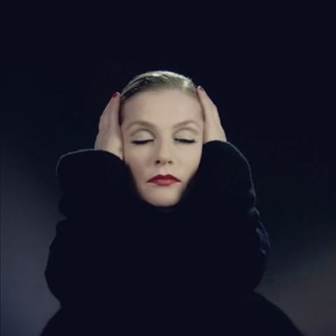 CanetCinema's tweet photo. Isabelle Huppert as Greta Garbo (2005) — A video portrait by Robert Wilson, inspired by Edward Steichen’s iconic 1928 photo of the Swedish star. https://t.co/WyziluNwC3