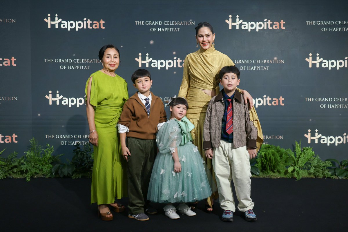 The100ChannelT1's tweet photo. ครั้งประวัติศาสตร์! #Happitat พร้อม #โจวอี้หราน และครอบครัวชมพู่ 
นำทัพศิลปินกว่า 100 ชีวิต ร่วมฉลองการเปิดตัวสุดตระการตา เนรมิตผืนดินจรดผืนฟ้ากว่า 2 แสนตารางเมตร พร้อมโดรน 2,222 ลำ ทุบสถิติประเทศไทย
#ZhouYiran #周翊然
#srchafreen #Yinwar 
#TheGrandCelebrationOfHappitat https://t.co/MtnJ5Ns3sU
