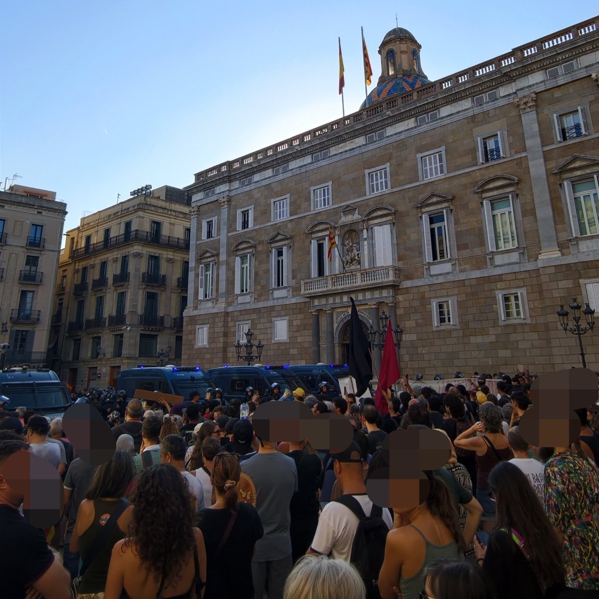 la_IAC's tweet photo. Avui, la IAC som a la plaça Sant Jaume!

Davant els discursos d’odi, el racisme i l’extrema dreta, unitat i mobilització!

La classe treballadora és diversa, vingui d’on vingui. Els nostres drets no entenen de fronteres.

✊Mai més, enlloc, contra ningú.
#Antifeixisme #NoPassaran https://t.co/Li28DDguqK