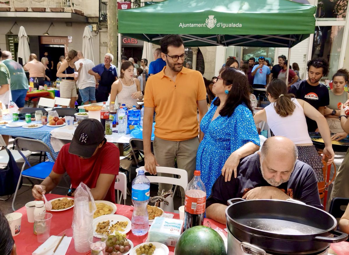 jordicuadras's tweet photo. Dissabte de Festa Major i Fes-ta el dinar a la Rambla. Amb la nostra companya Marisol López que sempre fa unes creacions amb molt d’amor com aquest photocall per una festa on hi cap tothom. #fmigd https://t.co/n33LxrIZZM