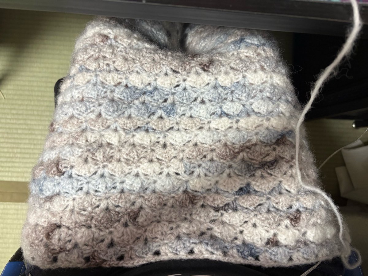 Kuma_amam's tweet photo. ちょっとしたひざ掛けくらいの大きさになってしました！
まだまだ編んでて楽しい！
駆け抜けるか？！ https://t.co/ZCuIZurcC5