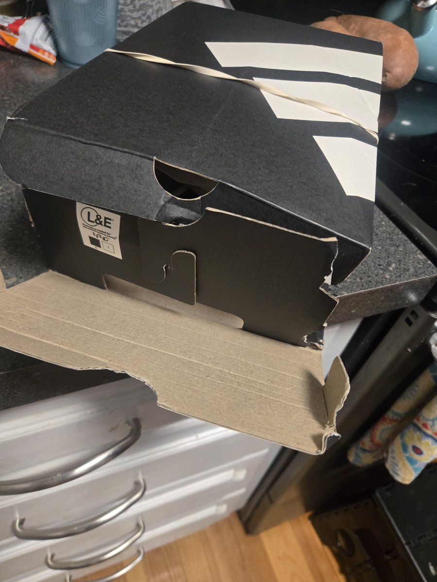 JessCoffey9's tweet photo. Hey @Kohls when is sending a delivery out like this ok?#DoBetter
Seriously being held together by a rubber band https://t.co/SZKXVwtJgF