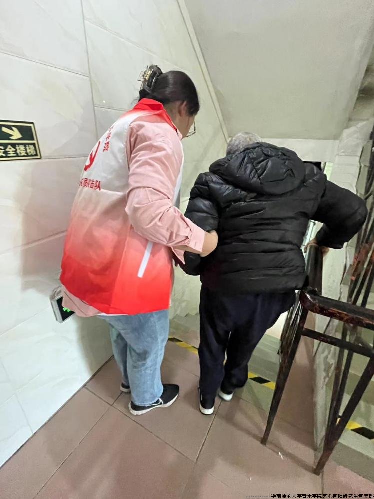 DelabroyJosy's tweet photo. Helped an elderly neighbor carry her groceries up 3 flights today—small acts of kindness make such a big difference, right ， https://t.co/MKCrZpwrbt