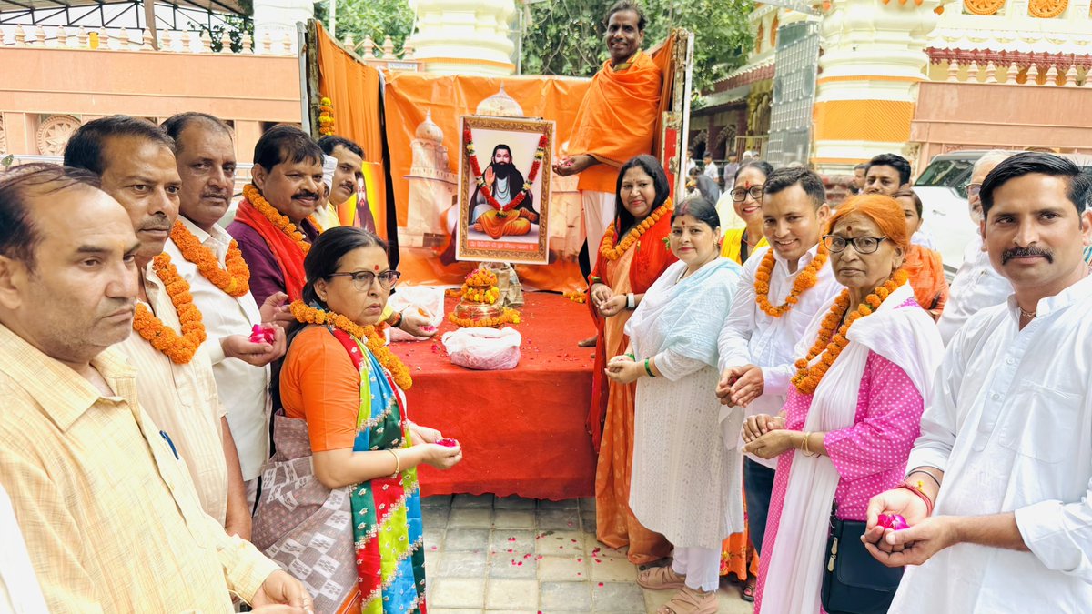 suchetasinghbjp's tweet photo. मन चंगा तो कठौती में गंगा”🙏🏻💐🙏🏻
आज मोदीनगर के सीकरी महामाया मंडल में संत शिरोमणि श्री गुरु रविदास महाराज जी की 650 वीं जयंती वर्ष के पावन अवसर पर आयोजित कलश यात्रा में आदरणीय विधायक डॉ मंजू शिवाच जी के साथ उपस्थित रही ।। 💐🙏🏻💐” https://t.co/zHokFPY6Pv