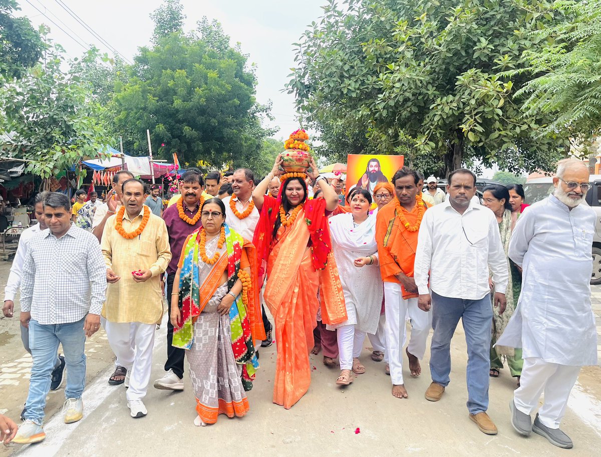 suchetasinghbjp's tweet photo. मन चंगा तो कठौती में गंगा”🙏🏻💐🙏🏻
आज मोदीनगर के सीकरी महामाया मंडल में संत शिरोमणि श्री गुरु रविदास महाराज जी की 650 वीं जयंती वर्ष के पावन अवसर पर आयोजित कलश यात्रा में आदरणीय विधायक डॉ मंजू शिवाच जी के साथ उपस्थित रही ।। 💐🙏🏻💐” https://t.co/zHokFPY6Pv