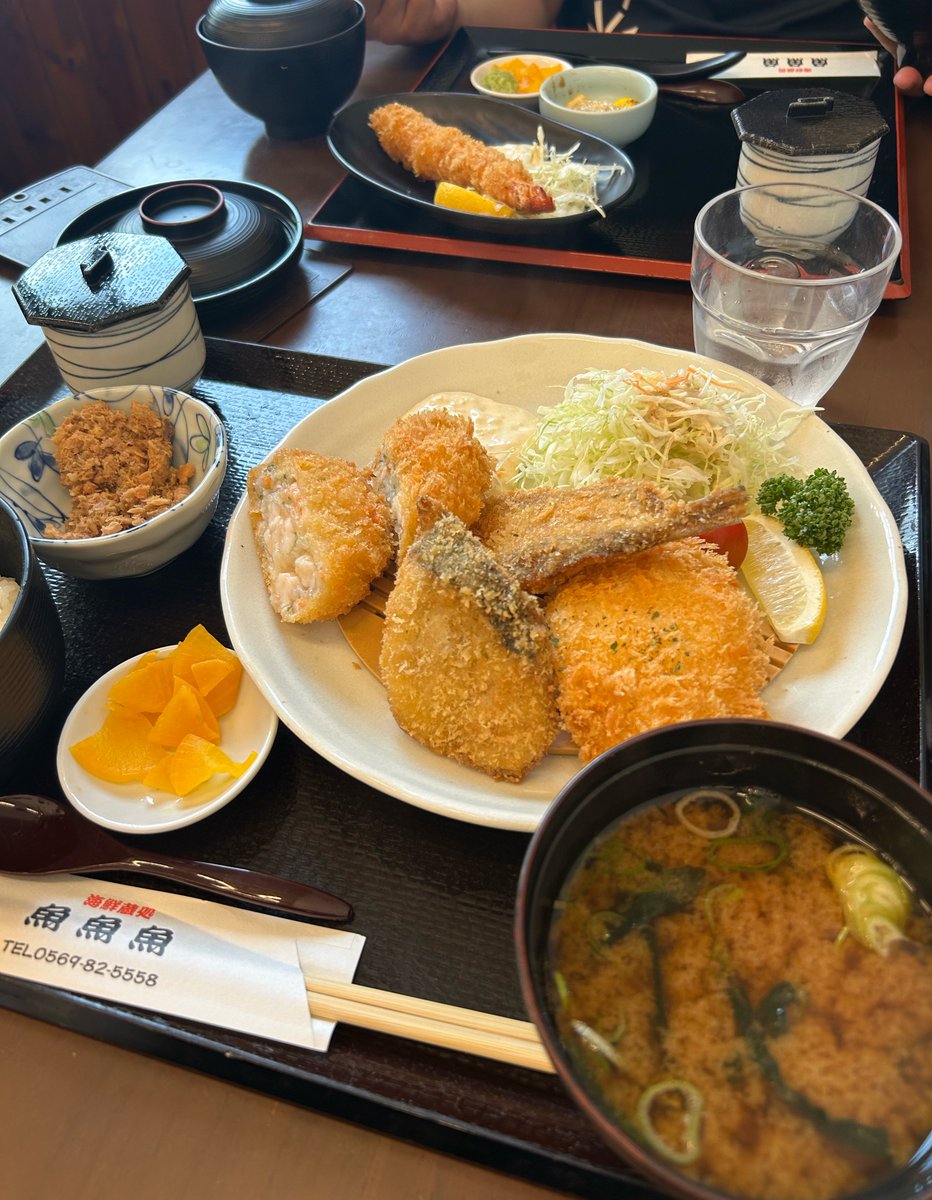 rsmr_112's tweet photo. 久しぶりの知多とぎょぎょぎょ🐟
ミックスフライ定食のエビカツはぷりぷり🦐
カニクリームコロッケはちゃんと蟹身がしっかり入ってて美味しかった🦀

あとジョージ大好きBoyへプレゼントお届け🐵 https://t.co/0WfQ18Er04