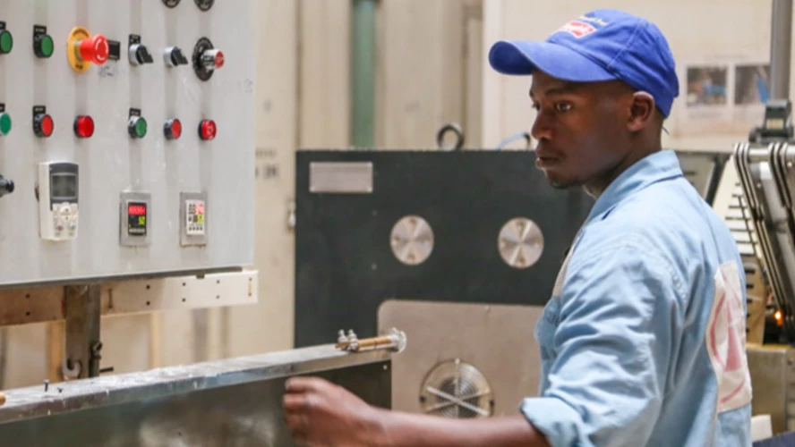 WorldBankAfrica's tweet photo. Africa's economy is growing. So why isn't poverty falling? The current growth model isn't enough.

A new @WorldBankGroup + @AFD_France blog lays out 5 insights to change that — starting with the 25 MILLION jobs Africa needs every year through 2050: https://t.co/EKQSsyrlrU https://t.co/KS5Hxp66g9