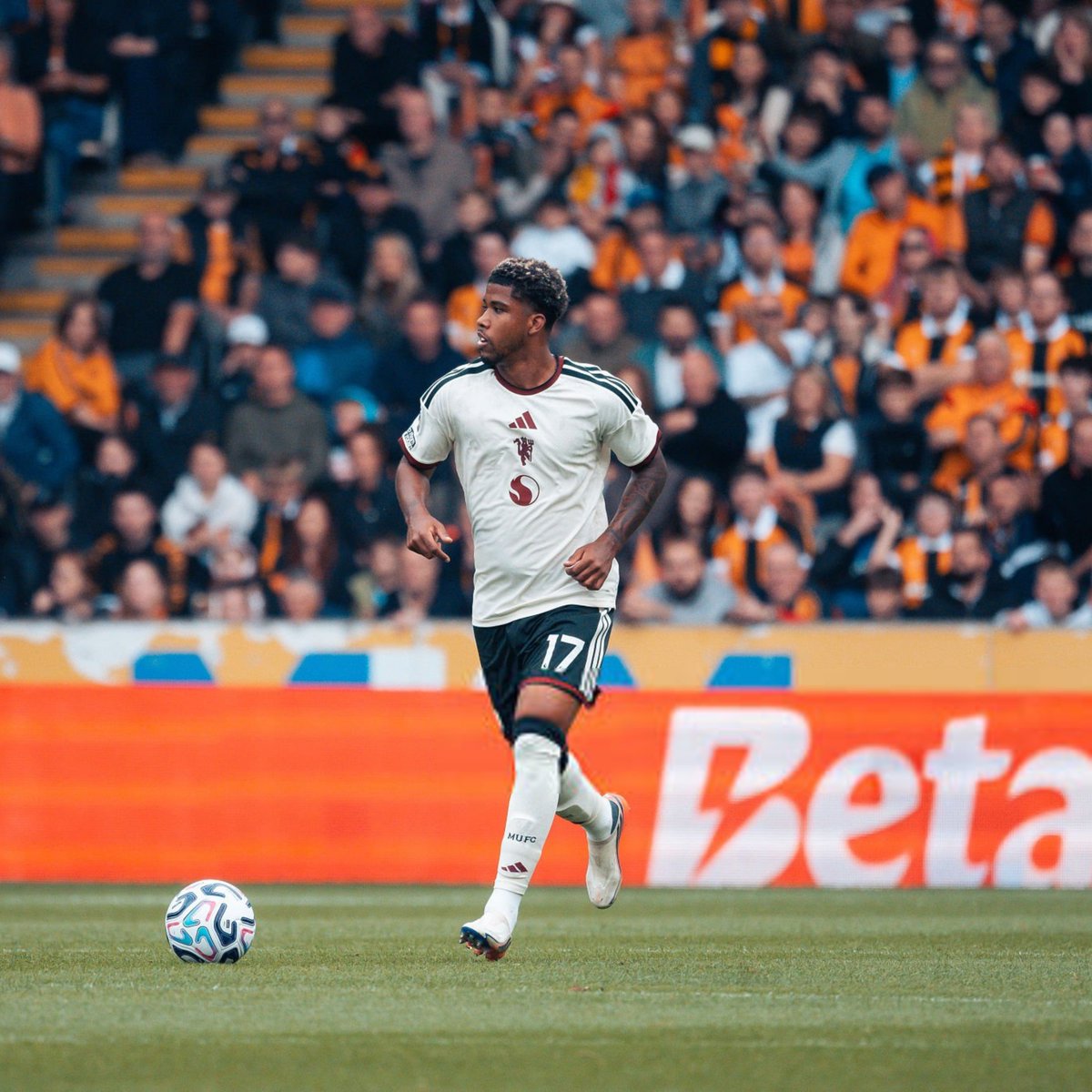 StatmanDave's tweet photo. Andrey Santos' game by numbers vs. Hull City:

100% tackles won (most)
91% pass accuracy
68 touches
52 passes completed
6/8 duels won (most)
5 ball recoveries
3 clearances

Won the ball back well on his Premier League debut for Man Utd. 🛡️ https://t.co/v1Lenx5fTk