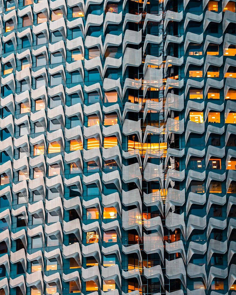 viewsfrance's tweet photo. La jungle urbaine, dans l’objectif de Manson Yim.

Manson Yim est un photographe basé à Hong Kong qui s’est fait remarquer par son approche graphique de la ville. Fasciné par la densité urbaine et les formes géométriques de la métropole, il capture ses gratte-ciel, ses immeubles serrés et ses perspectives vertigineuses comme une véritable « jungle de béton ».

Ses clichés jouent sur la symétrie, la verticalité et la répétition, donnant à l’architecture hongkongaise une allure presque irréelle. Plusieurs de ses photos ont circulé dans des médias et même dans des campagnes de promotion touristique pour l’Asie-Pacifique, preuve de l’attrait visuel et universel de son travail.

Photos : Manson Yim