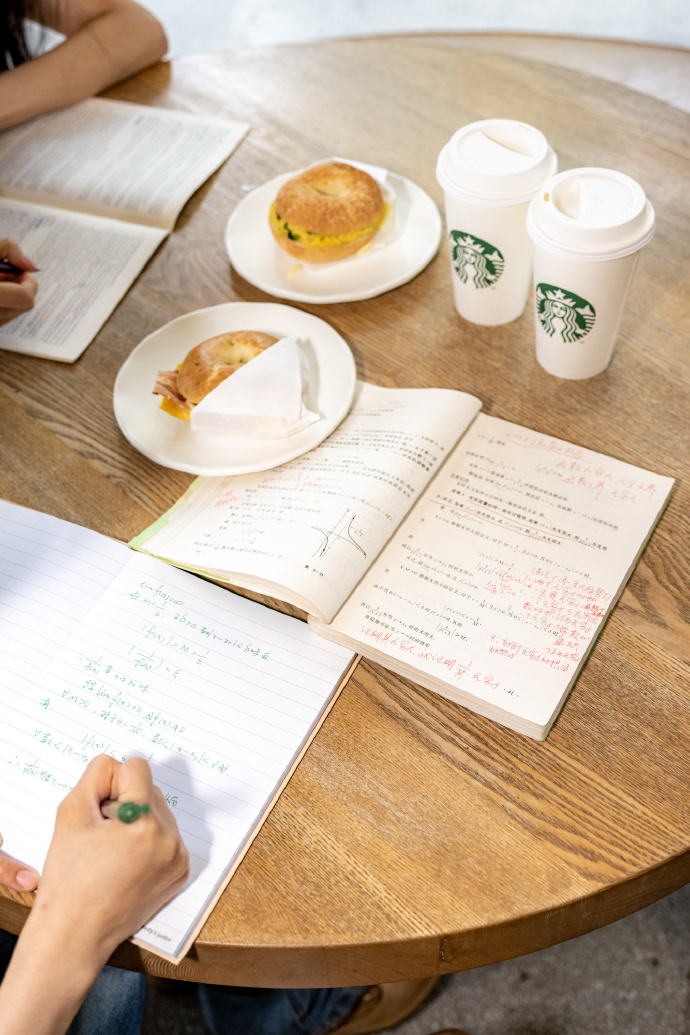 Hninwai45184373's tweet photo. Day 3 of learning Spanish! Just nailed 50 common greetings u0026 can order coffee in Madrid. Small wins = big motivation to keep going ， https://t.co/xvsBpilWhI