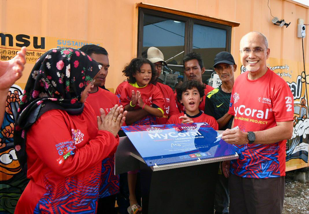 MohdShukriYajid's tweet photo. Another meaningful milestone for #MyCoral with the launch of the MyCoral Community Learning Centre at Kg Mangkok, Terengganu. Thanks to everyone who take our sustainability efforts beyond conservation towards education, community empowerment and lasting impact. @MSUmalaysia #SDG https://t.co/aY9V3NBlXy
