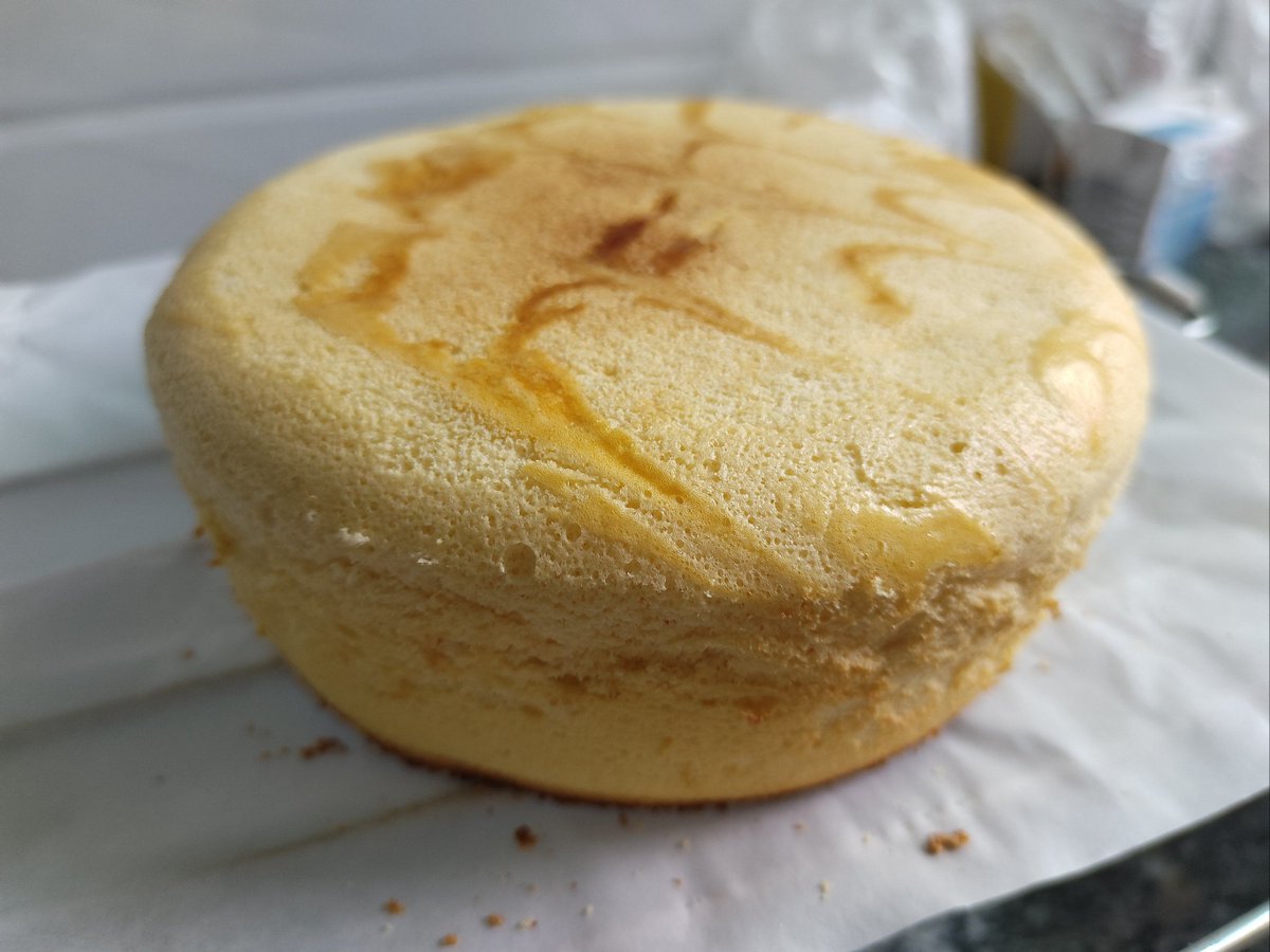 Pai23621504's tweet photo. Just pulled the fluffiest vanilla chiffon cake out of the oven! Warm, buttery scent filling the kitchen, and the crumb is so light it almost floats—baking small wins hit different. ， https://t.co/MmHKlD8yEx