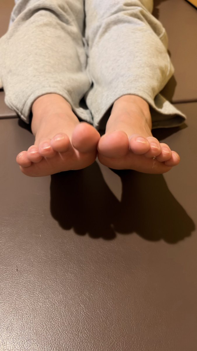 ashizuki3's tweet photo. 女性情報
学生
22.5センチ
ギリシャ型

詳細
その日の最高気温は30度を超え、お会いしたのは18時頃。昼前から外出し自転車も乗っていたということでした。気になる足の状態はムレムレで例えるなら酢納豆の匂いでした笑

その足を嗅がせてもらいながら2回逝かせていただきました🥰

#踏み活　#足フェチ https://t.co/4VVWGLicsH