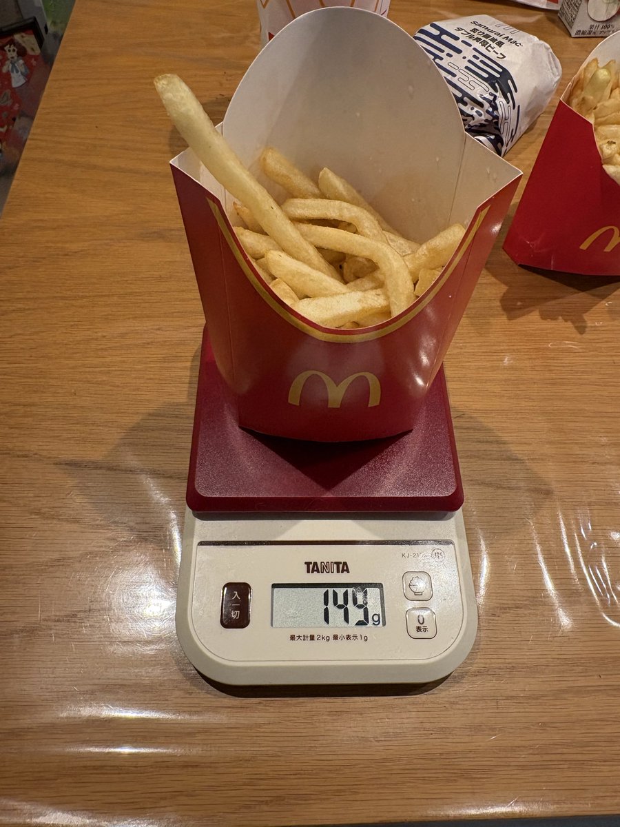 sono2690's tweet photo. 帰って開けてびっくり！！
思わず測ったがなwww
マックのポテトMとLの差がこんだけwww https://t.co/UPsDrBvZ37