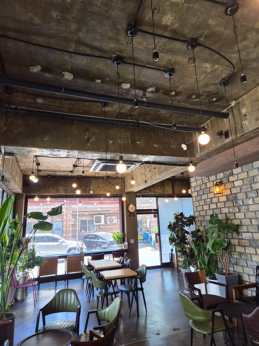 dalbithyan54's tweet photo. #소소한 #행복은 #가까이에

멀리 가지 않아도 좋은 사람들과 함께라면 
그곳이 작은 힐링 공간이 되는 것 같아요^^
지인들과 동네의 작은 카페에서 
시간 가는 줄 모르고 이야기를 나누다 보니 
일상의 스트레스도 잠시 잊고 
마음이 한결 가벼워졌어요ㅎ ㅎ
이런 소소한 시간이 참 좋네요.☕️😊 https://t.co/pV2RktUgvv