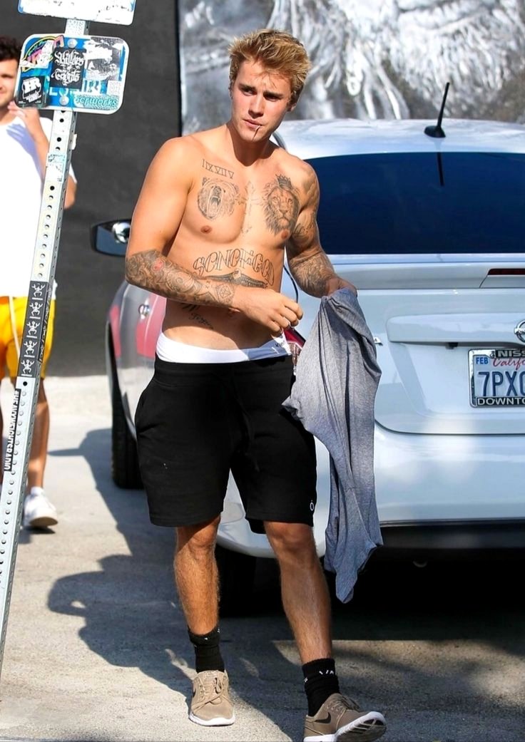 Emmanue09602758's tweet photo. The difference between Justin Bieber looking for his keys in a parking lot vs Justin Bieber locking in on the grind. https://t.co/ZxfbQGCmdl