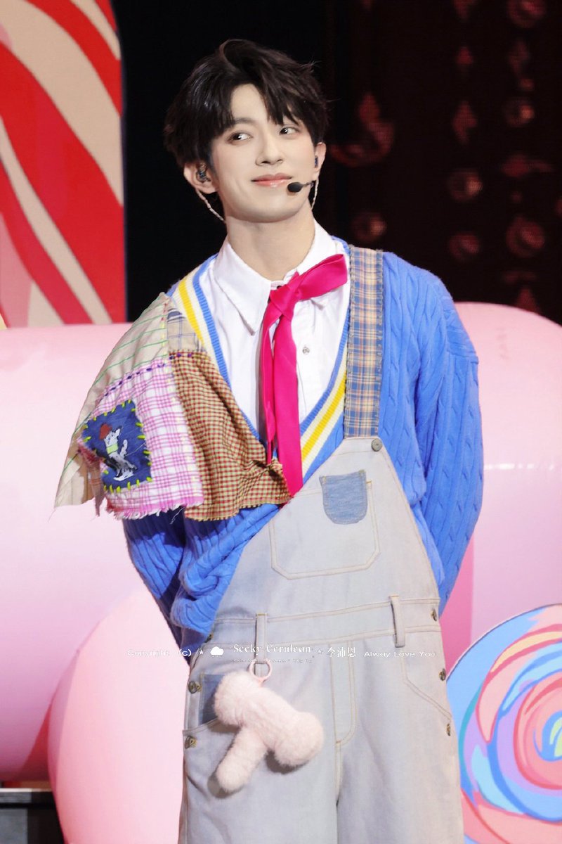 LiPeien_IDN's tweet photo. [PIC] 220826 - #DESIRE4 HK Encore Concert

Cutie peien 🩵

cr. SeekyCeruluen 

DESIRE4 THE ETERNAL STAGE
#DESIRE4TEBinHKENCORE

#李沛恩 #LiPeiEn #SeekyLi https://t.co/3L3gxtWQHf