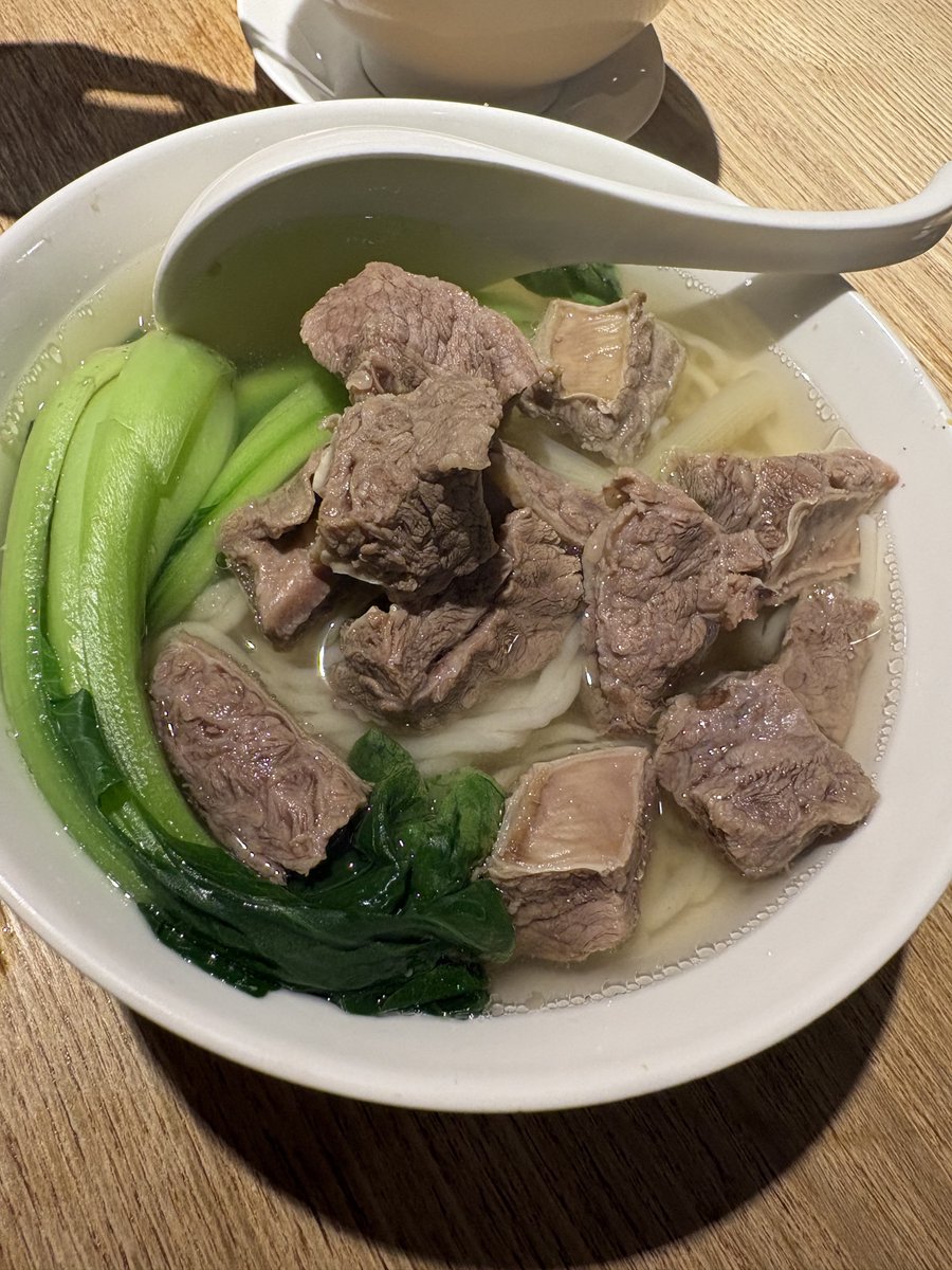 puopuo_6's tweet photo. 有人敢凌晨4點跟我一起吃牛肉麵嗎？😂 https://t.co/mdvK0BOhoQ