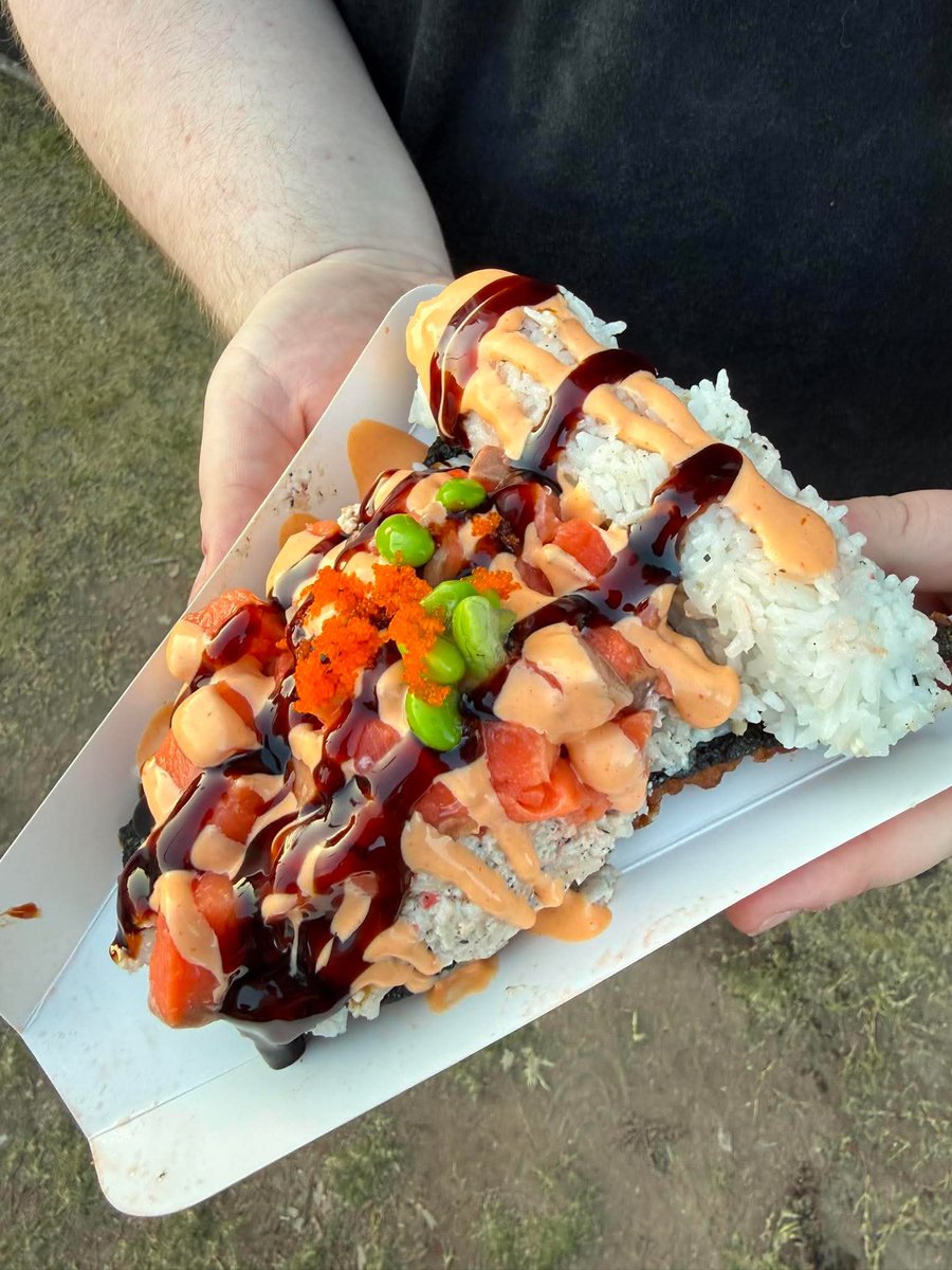 mellkawa's tweet photo. this is what i got at the festival as my omad :( cal estimates?? it had a tempura seaweed bottom crust, salmon, edamame, crab salad, and masago on top and eel sauce and spicy mayo… the crust was a cali roll also https://t.co/iPNds2nyS5