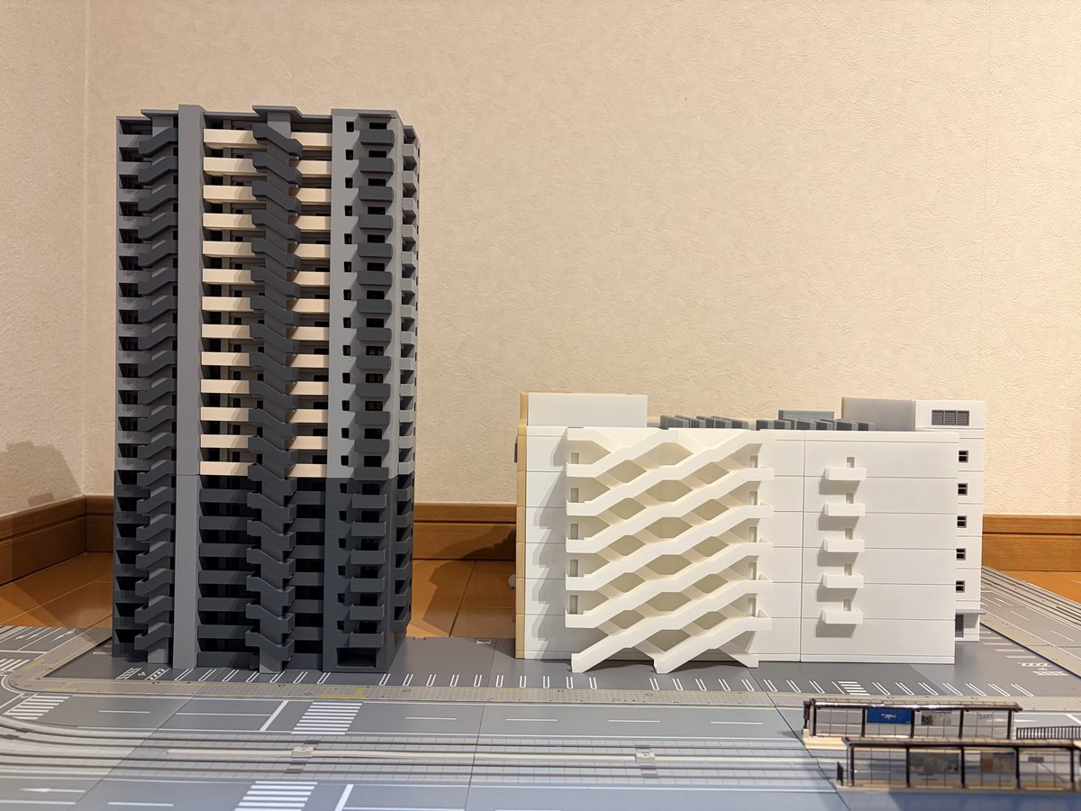 FUYA_SHOU1020's tweet photo. 3Dプリンターで20階建マンションと百貨店を作りました！
裏側の屋外階段もしっかり再現しています！！
#3Dプリンター 
#3dモデリング 
#鉄道模型 https://t.co/9cTEHcGqrG