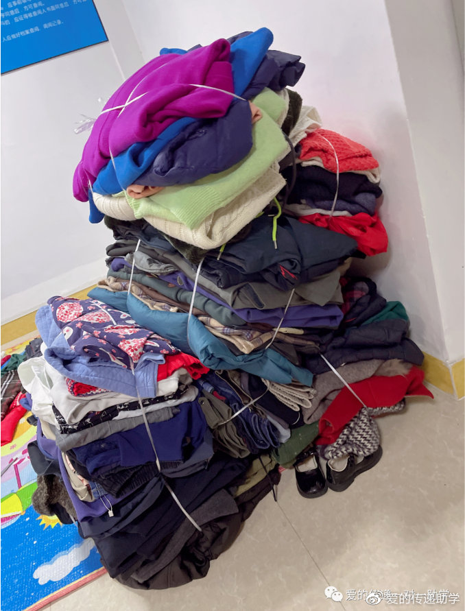 __karrraa's tweet photo. Tackling old clothes clutter Donate gently used items to local thrift stores—you’ll free up space and bring joy to someone else today! https://t.co/ABl23LKFaZ