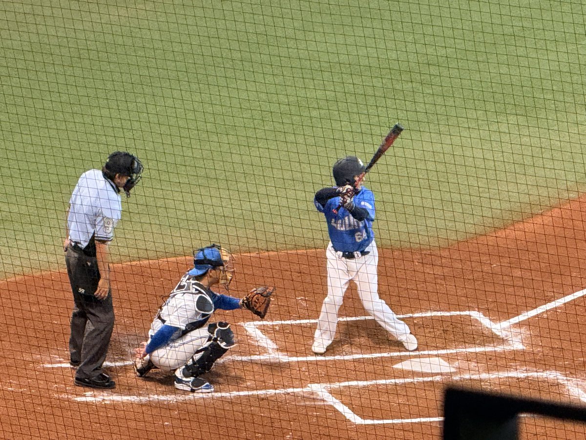crow_crow_bee's tweet photo. 夏の思い出

本日UUUMvsファイターズOBを観戦しにエスコンへ⚾️✨

初めて東海オンエアを生で見れて嬉しすぎました😍

虫さんと糸井の身長差が良かった

来年も絶対くる！！

…の前に9月岡崎観光があるので、運良く出会えないかなと、色紙は買いました📝 https://t.co/0pVFai11bf