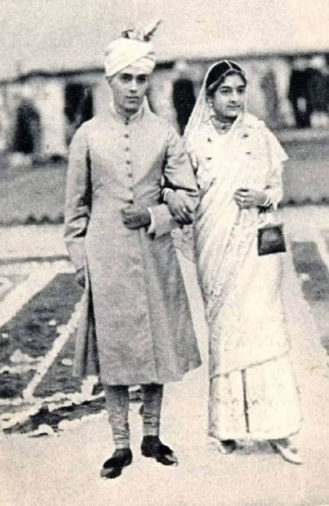 NehruStudyC's tweet photo. देश के प्रथम प्रधानमंत्री पंडित जवाहरलाल नेहरू ने देश के पहले चुनाव के नतीजों के बाद 18 मई, 1952 को देश के मुख्यमंत्रिय��ं को लिखा, “मुझे बड़े अफसोस के साथ यह कहना पड़ रहा है कि महिलाएं कितनी कम संख्या में महिलाएं निर्वाचित हुई हैं और मुझे लगता है कि राज्य विधानसभाओं और परिषदों में भी ऐसा ही हुआ होगा। इसका मतलब किसी के प्रति नर्म पक्ष दिखाना या किसी अन्याय की ओर इशारा करना नहीं है, बल्कि यह देश के भविष्य के विकास के लिए अच्छा नहीं है। मेरा दृढ़ विश्वास है कि हमारी ��ास्तविक प्रगति तभी होगी जब महिलाओं को सार्वजनिक जीवन में अपनी भूमिका निभाने का पूरा अवसर मिलेगा।”

#nehrustudycircle
