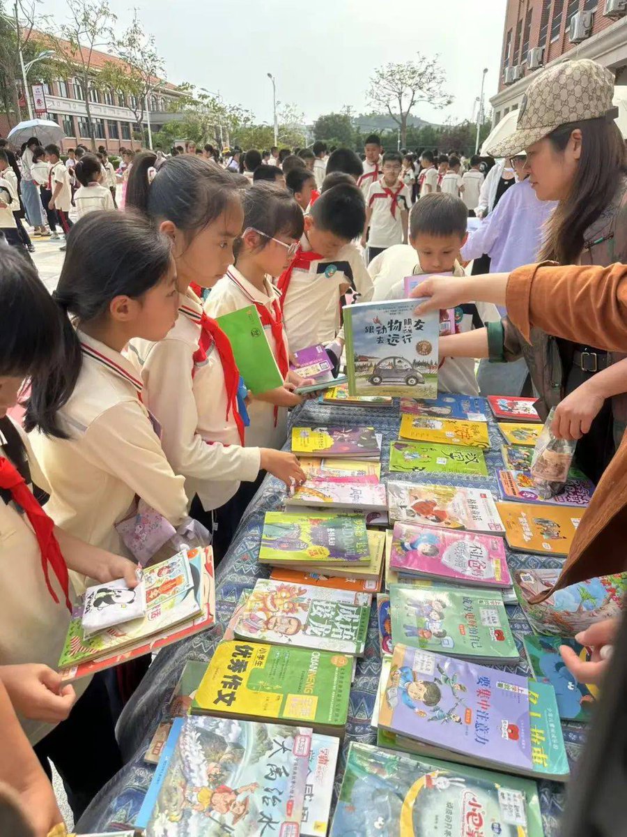 ChatZoneUK's tweet photo. Join our neighborhood book swap this Sat (10am-12pm) at Community Park! Bring pre-loved books, take new finds u0026 chat with neighbors. Free u0026 fun for all ages! https://t.co/WVqDHCKD3c