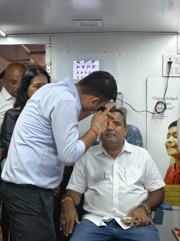 divyeshakbari79's tweet photo. આજરોજ જામનગર મહાનગરપાલિકા વોર્ડ નં. ૪ દ્વારા રિલાયન્સ ઇન્ડસ્ટ્રીઝ લિમિટેડ, મોટી ખાવડીના સહયોગથી નવાગામ છેડે, કોલી સમાજની વાડી ખાતે આયોજિત નિઃશુલ્ક આંખની તપાસ તથા વિવિધ સરકારી યોજનાઓ અંગેના માર્ગદર્શન કેમ્પમાં હાજરી આપી.

આ પ્રસંગે ઉપસ્થિત રહી કેમ્પના આયોજનની મુલાકાત લીધી તેમજ નાગરિકોને આપવામાં આવતી નિઃશુલ્ક આંખની તપાસ, સારવાર અને વિવિધ સરકારી યોજનાઓ અંગેની માહિતી અને માર્ગદર્શન અંગે જાણકારી મેળવી.

નાગરિકોના આરોગ્ય અને જનહિત સાથે જોડાયેલા આવા સેવાકીય પ્રયાસો સમાજ માટે હંમેશા પ્રેરણાદાયી બની રહે છે. 🙏