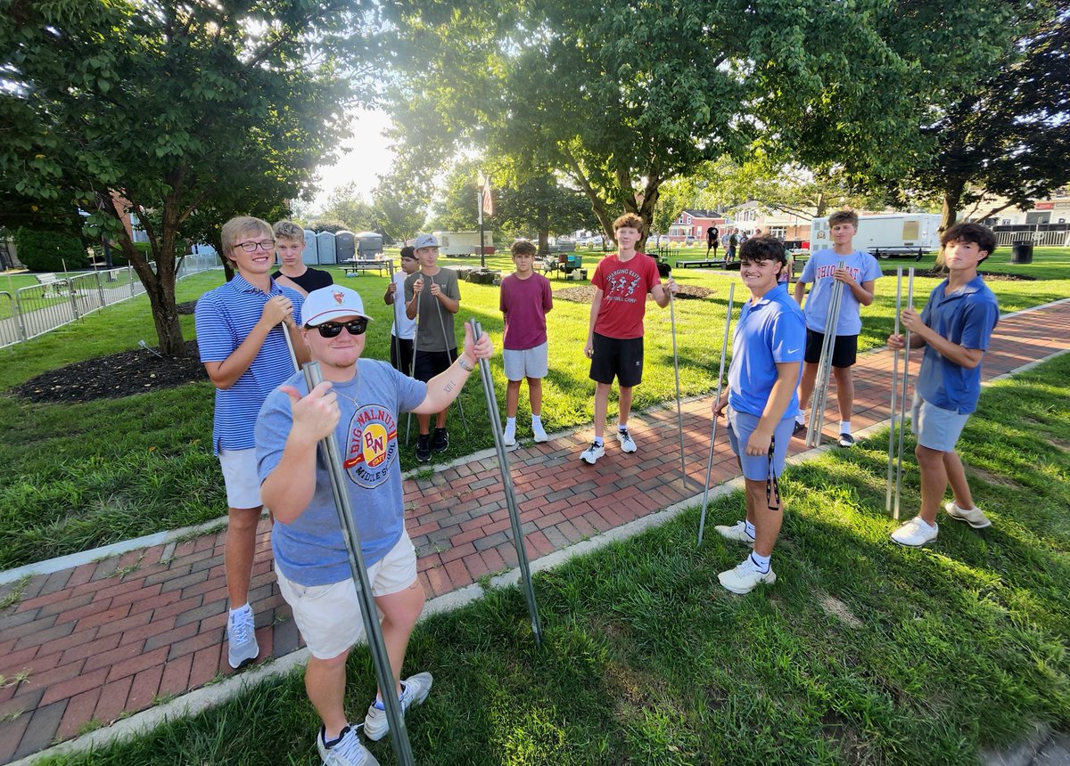 EaglesGolfBW's tweet photo. Boys golfers helped set up for the Sunbury Sizzle last night in the square.  All 20 players and quite a few parents got a Friday night workout in moving fences, porta pottys, tables, tents, and stringing lights! @McLane_Ryan @BigWalnutEagles
#APPRECIATE https://t.co/S7XN8aWDuq