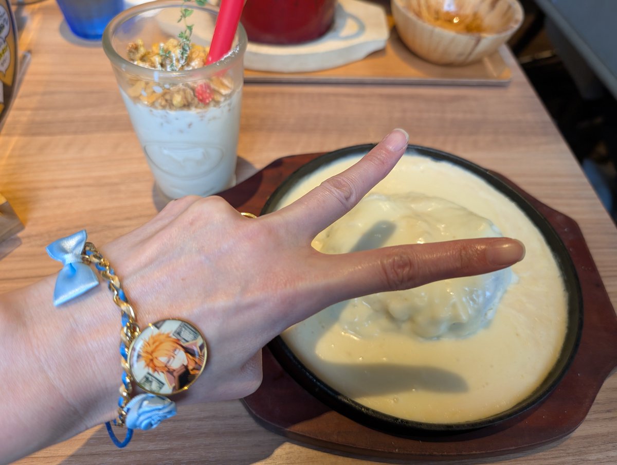 yurato1's tweet photo. コドリアの朗読劇の前に池袋でいつきちゃんとご飯！

久しぶりにコドリア浴びれて楽しかったー！
クリアカードいつきちゃんが出したやつw
2枚買って2枚ヴァンと言う！
羨ましい😭✨私がやればルパン出たかな🙄？ https://t.co/glnRdnCJkg