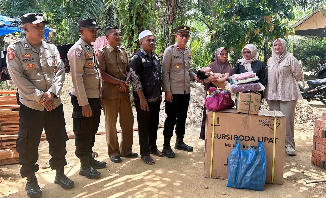 polresatim's tweet photo. Polsek Banda Alam Dampingi Penyaluran Bantuan Kursi Roda dan Sembako untuk Warga Disabilitas

"Sinergi ini penting agar warga yang berada dalam kondisi rentan tidak merasa berjalan sendiri."
@DivHumas_Polri 
@bidhumasaceh 
https://t.co/IRVtsB8FRE https://t.co/hHzj6H7okz
