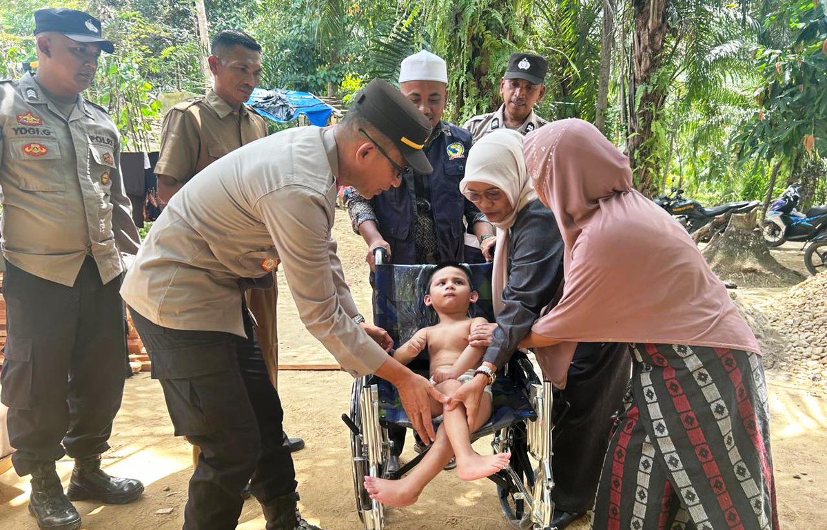 polresatim's tweet photo. Polsek Banda Alam Dampingi Penyaluran Bantuan Kursi Roda dan Sembako untuk Warga Disabilitas

"Sinergi ini penting agar warga yang berada dalam kondisi rentan tidak merasa berjalan sendiri."
@DivHumas_Polri 
@bidhumasaceh 
https://t.co/IRVtsB8FRE https://t.co/hHzj6H7okz