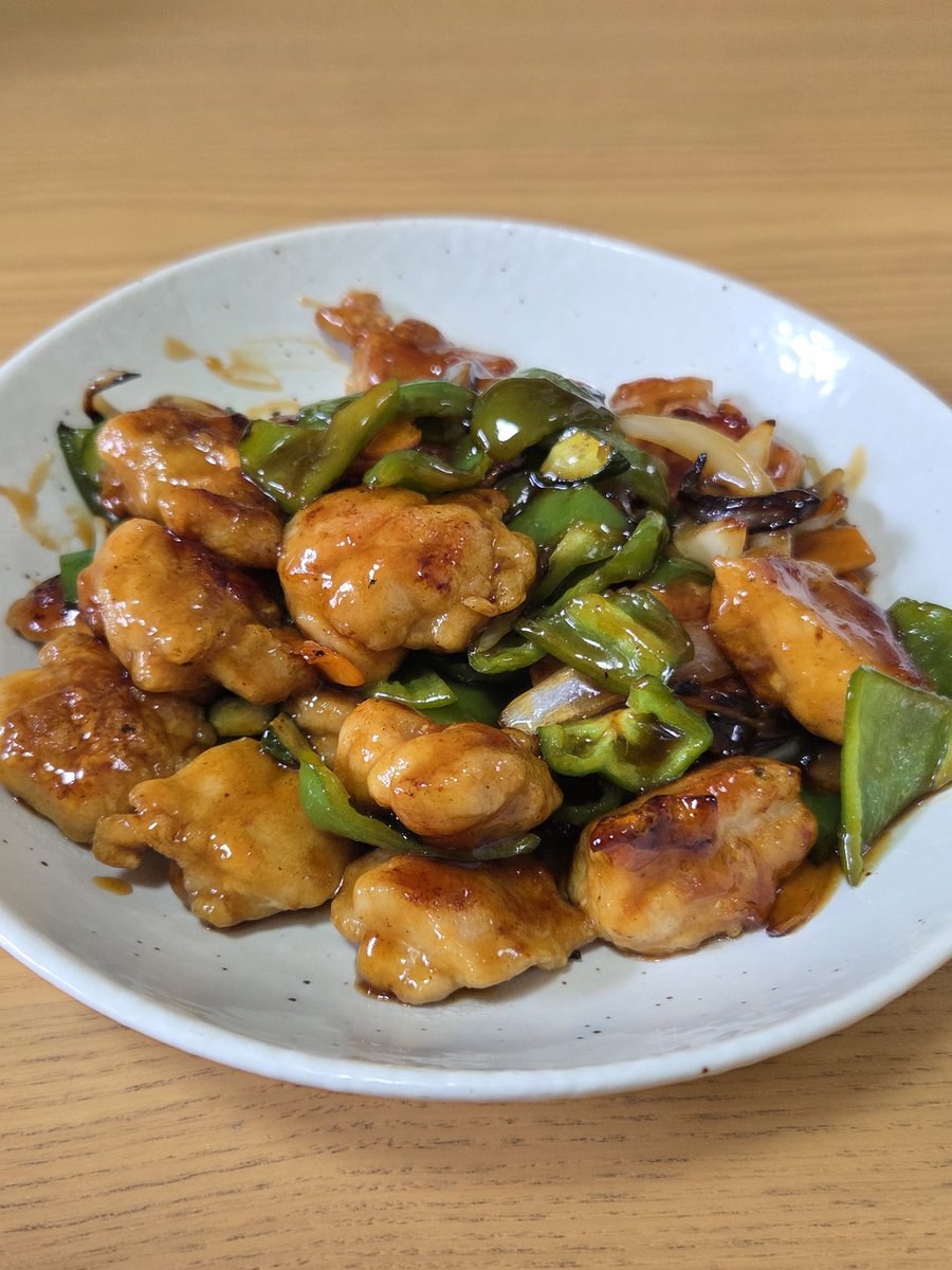abbey_Serpent's tweet photo. 今日のご飯

左:酢鶏
右:厚揚げのキムチ合え

酢豚の豚の部分を鶏に変えた酢鶏🐓
豚肉とは違った肉の味や食感があり、わりとうちではこちらの方が好かれています😋
今日もしっかり食べて明日も元気になーれ⭐

#料理
#家庭料理 https://t.co/7bcu5U8rmM