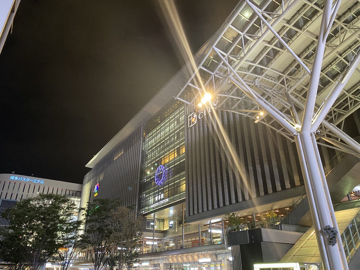 hato_pokeca0's tweet photo. 夜の博多駅なんかあるかと思ったけど普通に店閉まっててなんもなかった https://t.co/QTU3LD4YY4