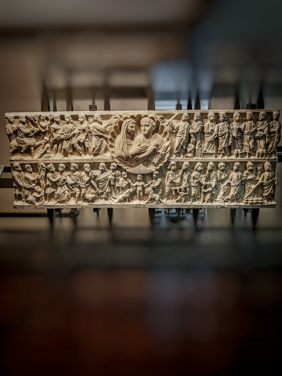 antmoose's tweet photo. Early Christian art did not emerge in a vacuum. For #SarcophagusSaturday, this piece from the #Catacombs of #Praetextatus shows how C4 #Christian #sarcophagi shared classical traditions and workshops with non-Christian ones. Just look at the heroic Daniel. Holy #Hercules! 🧵 https://t.co/leQZ2Myfbu